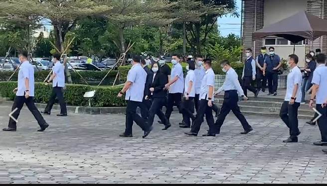 蔡英文向罹难者灵堂捻香致哀后，在大批随扈保护下快闪离开，内政部长徐国勇跟在后方。（石秀华摄）