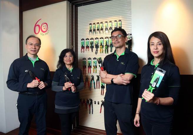 光荣团队的高品质产品，赢得「手钳大王」荣耀，左一为林晋宏、左二刘淑媛、右一为林仙敏。(图／远见提供)