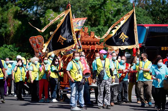 新北市客家义民爷文化祭今日在客家文化园区登场，办理安座、酬神大戏典礼，今年由客家事务局长林素琴与值年炉主彭兆鹏南下至新竹新埔枋寮义民庙，恭请义民爷北上到客家园区，并由副市长陈纯敬主持安座大典，与客家团体共同祭祀。（客家局提供）