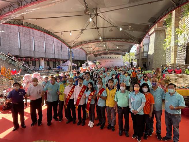 新北市客家义民爷文化祭今日在客家文化园区登场，办理安座、酬神大戏典礼，今年由客家事务局长林素琴与值年炉主彭兆鹏南下至新竹新埔枋寮义民庙，恭请义民爷北上到客家园区，并由副市长陈纯敬主持安座大典，与客家团体共同祭祀。（蔡雯如摄）