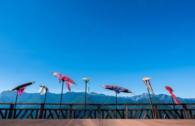 梨山地景艺术节作品「部落的水精灵」位于樱缘丘观景平台眺望雪山。（参山处提供／王文吉台中传真）