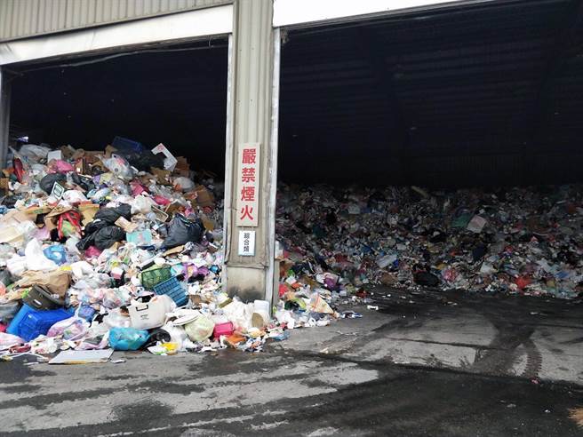 台南市永康区清洁队的资源回收场，因堆满大量资源回收物，被民代批评有碍瞻观。（林燕祝提供／洪荣志台南传真）