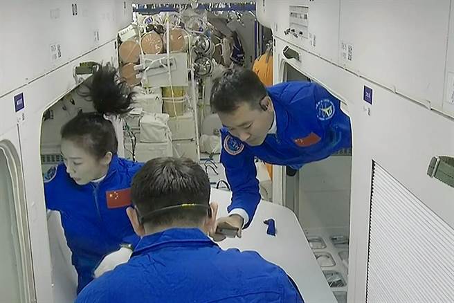 中国太空站迎来了第二个飞行乘组和首位女太空人。2021年10月16日，3名太空人一同打开睡眠区，配合十分默契。从左上顺时针分别为太空人王亚平、翟志刚、叶光富。（央视视讯截图）