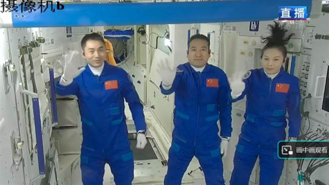 2021年10月16日，神舟13号太空人翟志刚（中）、王亚平（右）和叶光富（左）在天和核心舱挥手致意。（央视视讯截图）