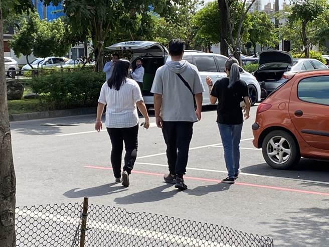 高雄市一对父子双双葬生城中城大火，家属不愿露面，但怒轰市府荒腔走板，要求一定要有人下台负责。（石秀华摄）