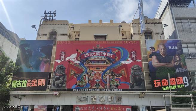 赤崁万神节月底登场，活动看板请来国宝级电影手绘看板大师顏振发创作。（程炳璋摄）