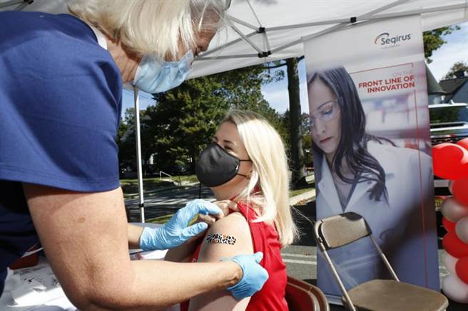 美國今天宣布解除完整接種疫苗外國旅客的旅遊限制，11月8日起生效。疾病管制暨預防中心（CDC）稍晚並說，美國將開放混打COVID-19疫苗的國際旅客入境，促進赴美。(圖/美聯社)