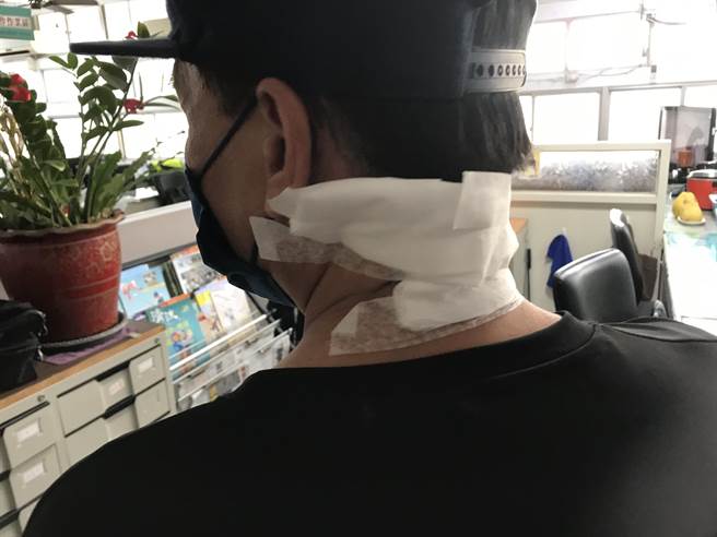 陽男右胸、後頸及小腿多處受傷。（讀者提供／張毓翎台南傳真）