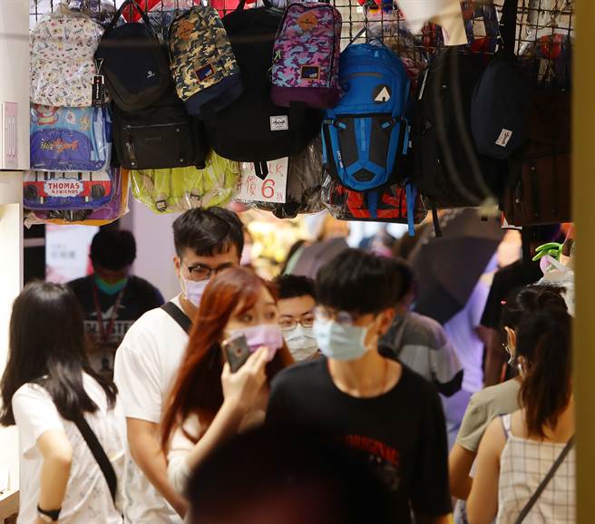 圖為不少民眾上街購物，受到五倍券的優惠活動的刺激，許多商家湧入大批購物的人潮。（資料照/季志翔攝）