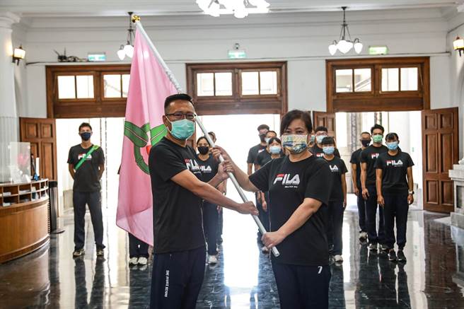 新竹市110年度全国运动会代表队出征，副市长沈慧虹（右）16日在市政府大厅为代表队授旗。（陈育贤摄）