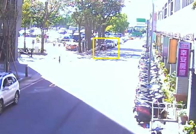 桃园市八德区有对夫妇刚到超商领完五倍券，正要骑机车离开时，不小心被强风吹飞，隔天赶紧到派出所报案寻回。（桃园市八德警分局提供／陈梦茹桃园传真）