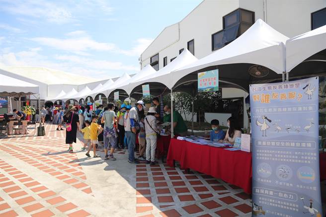 台江国家公园16日在游客中心举办台江黑琵季开幕，现场摊位吸引游客闯关。（台江国家公园提供／程炳璋台南传真）