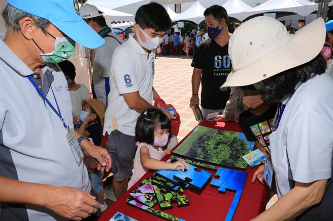 民眾透过台江黑琵季现场摊位，了解溼地生态与候鸟栖息常识。（台江国家公园提供／程炳璋台南传真）