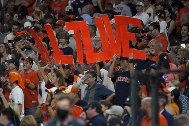 太空人观眾举着艾尔图维名牌加油。（美联社）