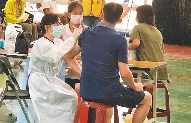 中市衛生局指出，中市新冠疫苗已接種238萬人次，圖為施打疫苗狀況。（資料照片／陳淑芬台中傳真）