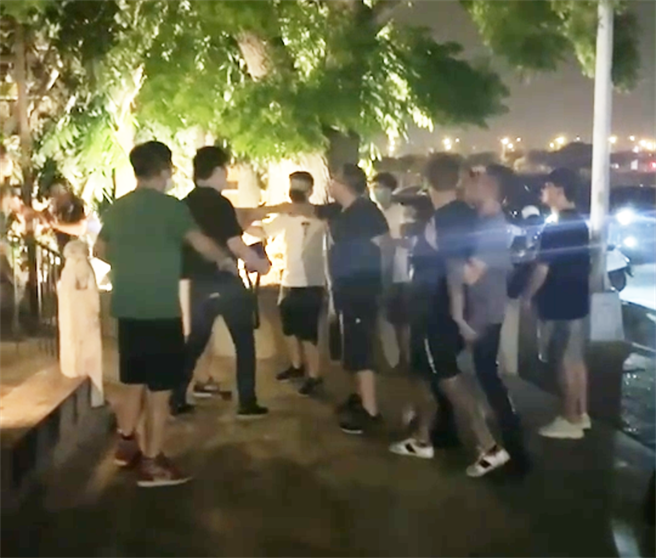 台中市西屯區某餐酒館內，今天凌晨發生因餐敘太嗨與鄰桌起口角，友人勸攔幸未釀成肢體衝突。（翻攝記者爆料網）