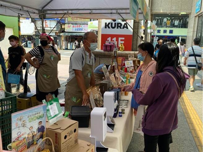 桃園市農業局表示，桃滋味好農市集挑選5個周末在桃園火車站遠東百貨推銷農特產 。（桃園市政府農業局提供／陳夢茹桃園傳真）