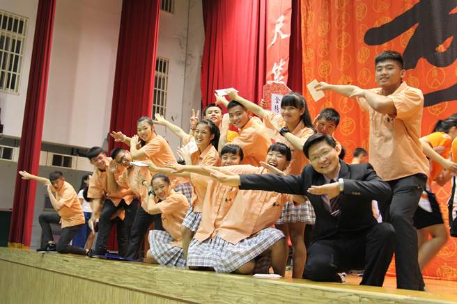 寿山高中校长徐宗盛在校推广跨领域课程、产学合作、国际交流等教育成果获得审定。（桃园市政府教育局提供／陈梦茹桃园传真）