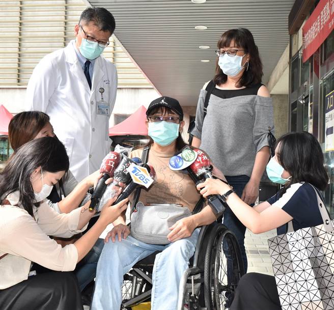 住在彰化的林小姐（中），16日搭乘高铁到高雄，再由专人送至大同医院找妈妈黄妇，她说，再次见到妈妈，宛如隔世，她感谢高市府与院方的协助。（林瑞益摄）