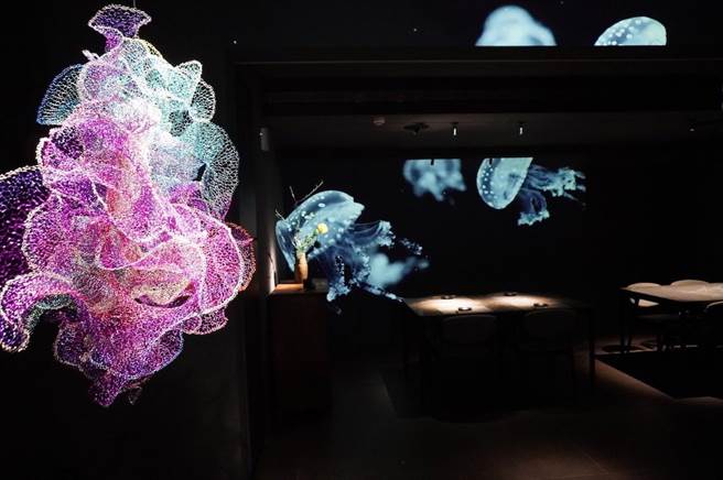 在台北东区新开幕的日本料理餐厅「济安鮨」因艺术而生，餐厅在悉心布置下充满魔幻的海底世界氛围。（何书青摄）