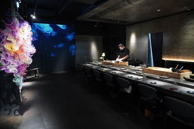 店内色调沈稳优雅，目前开放12个板前座位，包厢视疫情状况再开放。（何书青摄）