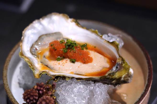 北海道厚岸生蚝，佐上日式和风水果醋及加了辣椒的萝卜泥，尝来鲜甜清爽。（何书青摄）
