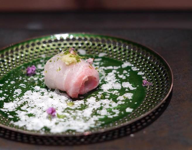 石垣鲷佐雪花盐片，其中的鲷鱼还得先经熟成3天。（何书青摄）