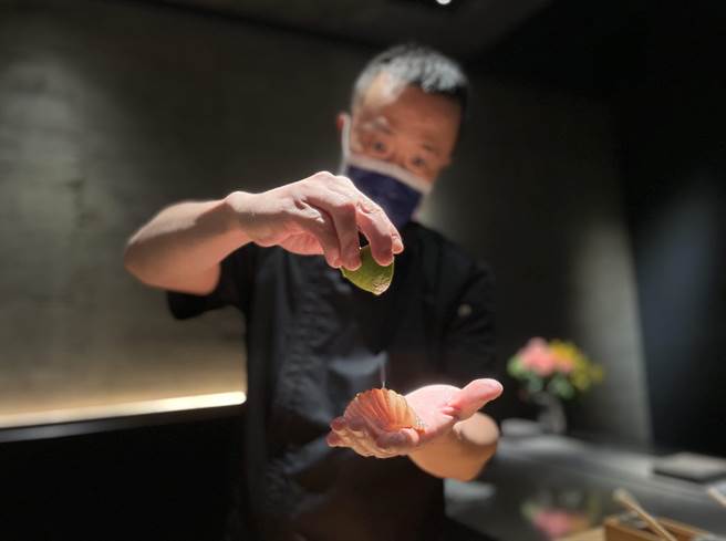 刘济安会提醒宾客江户前寿司要在三秒内品尝，才有最佳风味。（何书青摄）