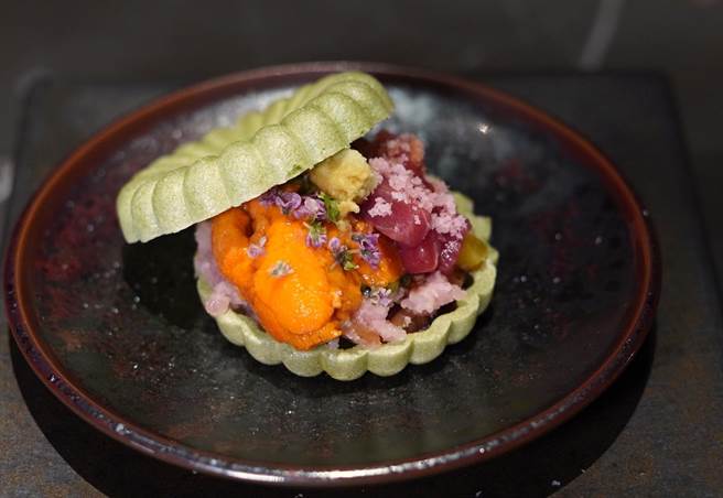济安鮨吸睛的抹茶口味「最中饼」，夹着野生大间黑鲔鱼、北海道马粪海胆、日本虾肉末、日式酱瓜及紫苏花。（何书青摄）