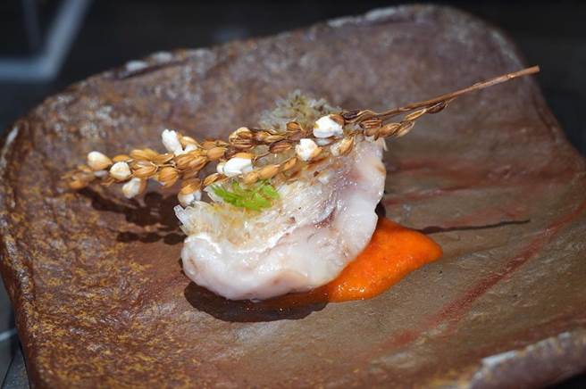 马头鱼立鳞烧口感丰富，搭配以稻米制作的爆米花。（何书青摄）