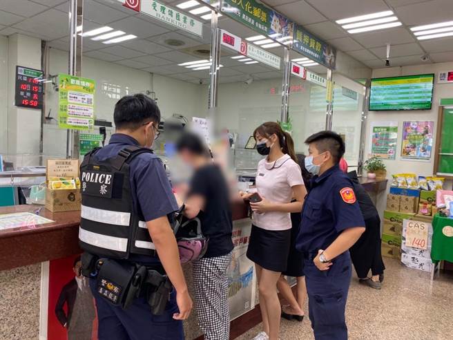 桃园市龟山区59岁林姓女子在网路认识义大利士兵，但需先支付15万台币，所幸警方阻诈成功。（警方提供）