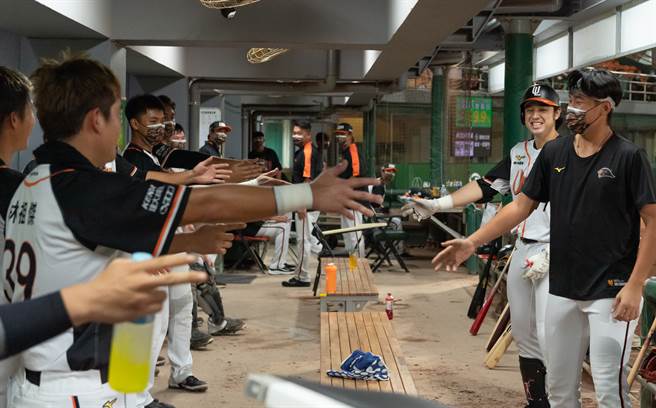 統一獅隊林子豪（右）救援林安可全壘打舞蹈。（統一獅提供）