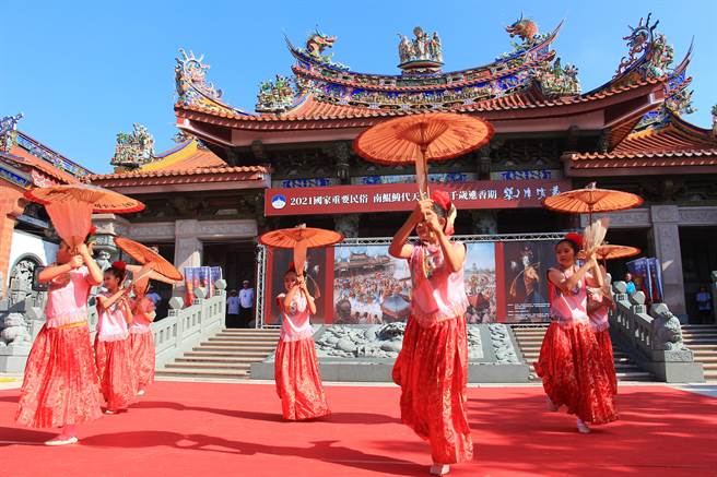 台南市学甲区宅港国小十二婆姐阵在「五府千岁进香期-艺阵演义」演出，台下观眾看得啧啧称奇。（张毓翎摄）