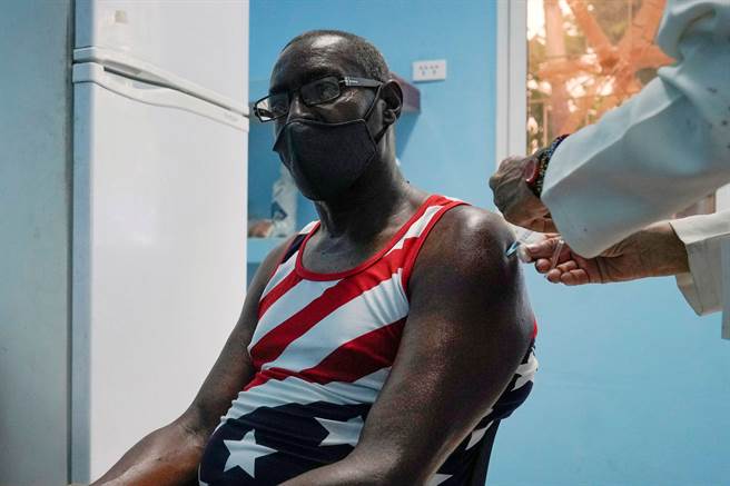 一位古巴男子接種新冠肺炎疫苗。（圖／路透）