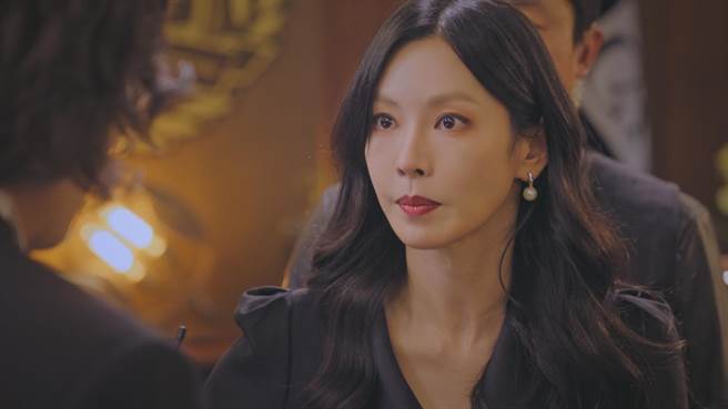 金素妍在韓劇《上流社會》中飾演壞心貴婦「千瑞真」。 （中視提供）