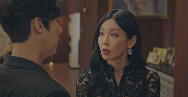 金素妍（右）在劇中打巴掌來真的。（中視提供）