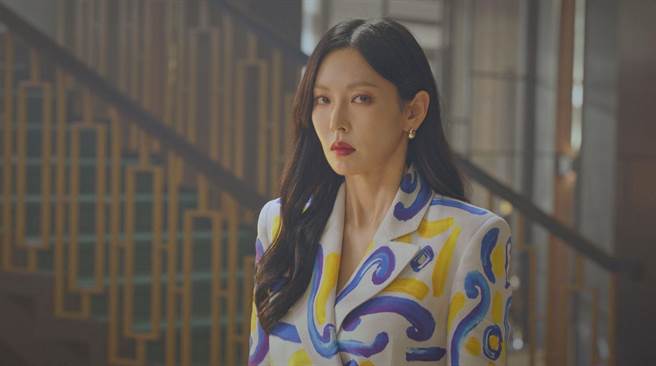 金素妍在《上流社會》裡飾演女高音，但她戲外對自己的歌喉沒自信。（中視提供）