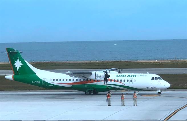 金門縣府今天宣布，繼立榮航空10／15起計畫增班後，再協調華信及立榮航空宣布再增加班次，提供旅客參考安排行程。（李金生攝）