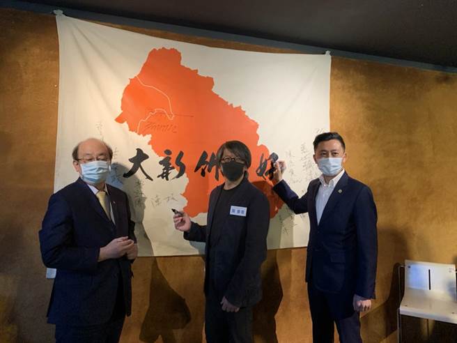 立委柯建铭（左起）、阳明交通大学教授龚书章、新竹市长林智坚，16日参与大新竹当好协会成立茶会。（庄旻静摄）
