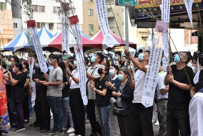 高雄市盐埕区城中城大楼大火造成46死，高市府16日到大楼前举办招魂法会，家属哭断肠，场面哀戚。（林瑞益摄）