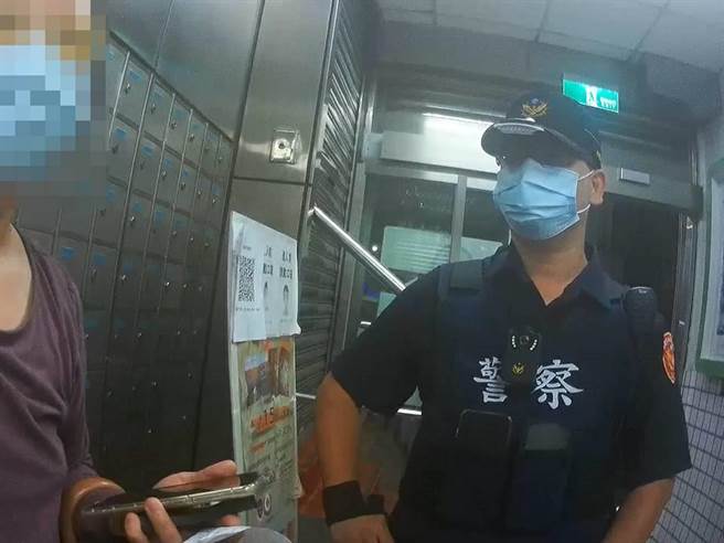 桃园市陈姓女子要匯款给诈骗集团，员警在她按号码时拍肩，让陈女吓一跳按错号码，保住20多万。（翻摄照片）