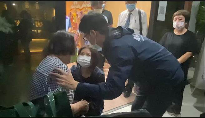 高雄市长陈其迈15日晚间前往欧家所设灵堂致哀，安慰不幸罹难的欧女母亲要节哀。（石秀华摄）