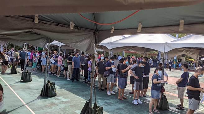 竹科疫苗施打站今天突然涌入大批没有预约施打的民眾，排队人龙队伍是绕的一圈又一圈，让有事先预约的民眾当场气炸。（民眾提供／陈育贤新竹传真）