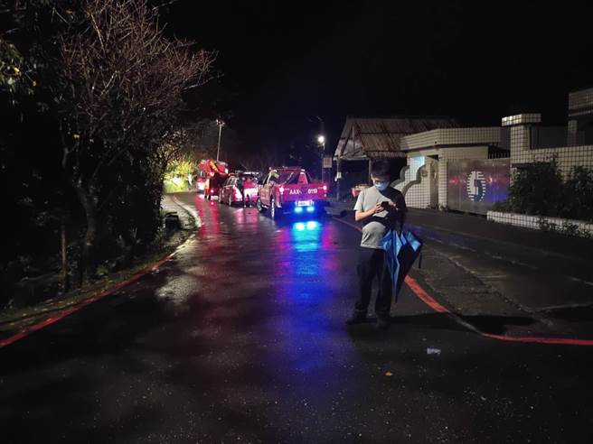 新北市双溪虎豹潭16日下午4时许传出民眾落水，据了解为社区民眾相约一同进行自然体验课程，警消目前正在全力搜救落水民眾。（王扬杰翻摄）
