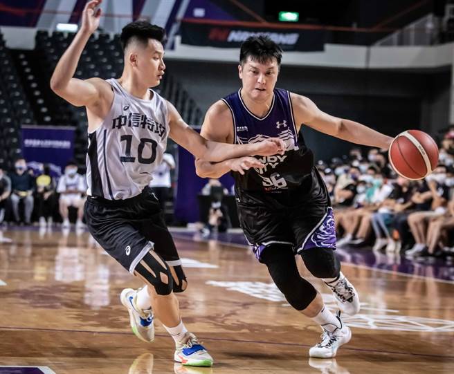 攻城狮林宜辉(右)尝试突破中信特攻谢亚轩防守。(攻城狮提供)
