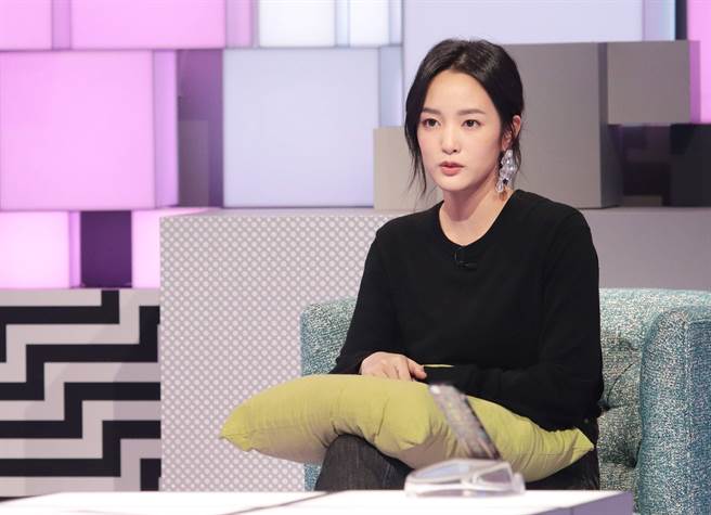 新生代女星王净上《36题爱上你》聊起自己当小留学生的过往。（公视提供）