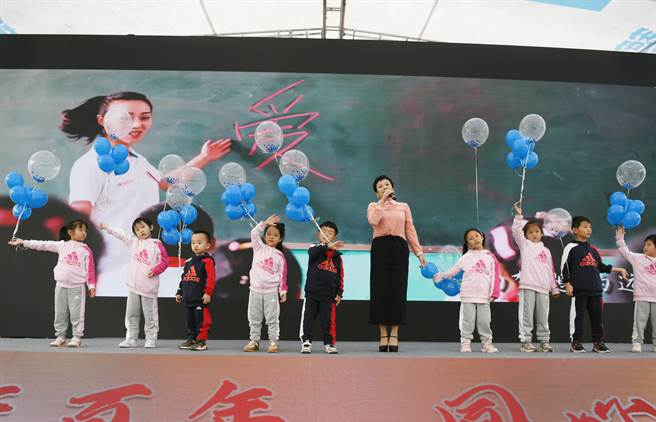 河北一公益组织进行关爱保护农村留守儿童活动。（新华社资料照片）