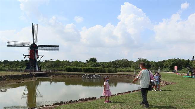 为期1个月的2021德元埤荷兰村风车节，规画「Revive未来．希望」展区，设置大型互动作品及特色风车造景艺术。（张毓翎摄）