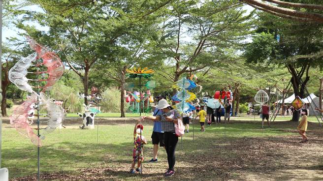 为期1个月的2021德元埤荷兰村风车节，规画「Revive未来．希望」展区，设置大型互动作品及特色风车造景艺术。（张毓翎摄）