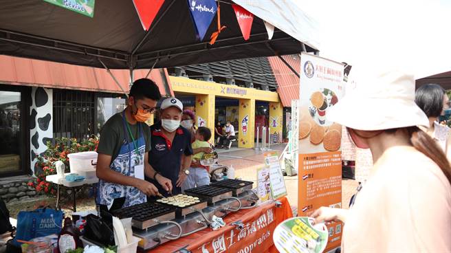 台南市长黄伟哲开心地跟小朋友拍照。（张毓翎摄）